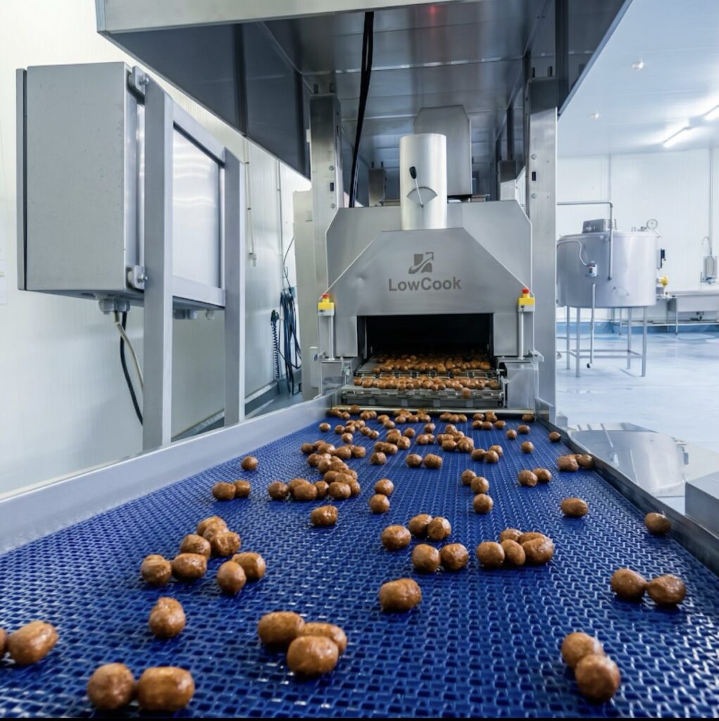 Köttbullar på produktionsband i en livsmedelsanläggning